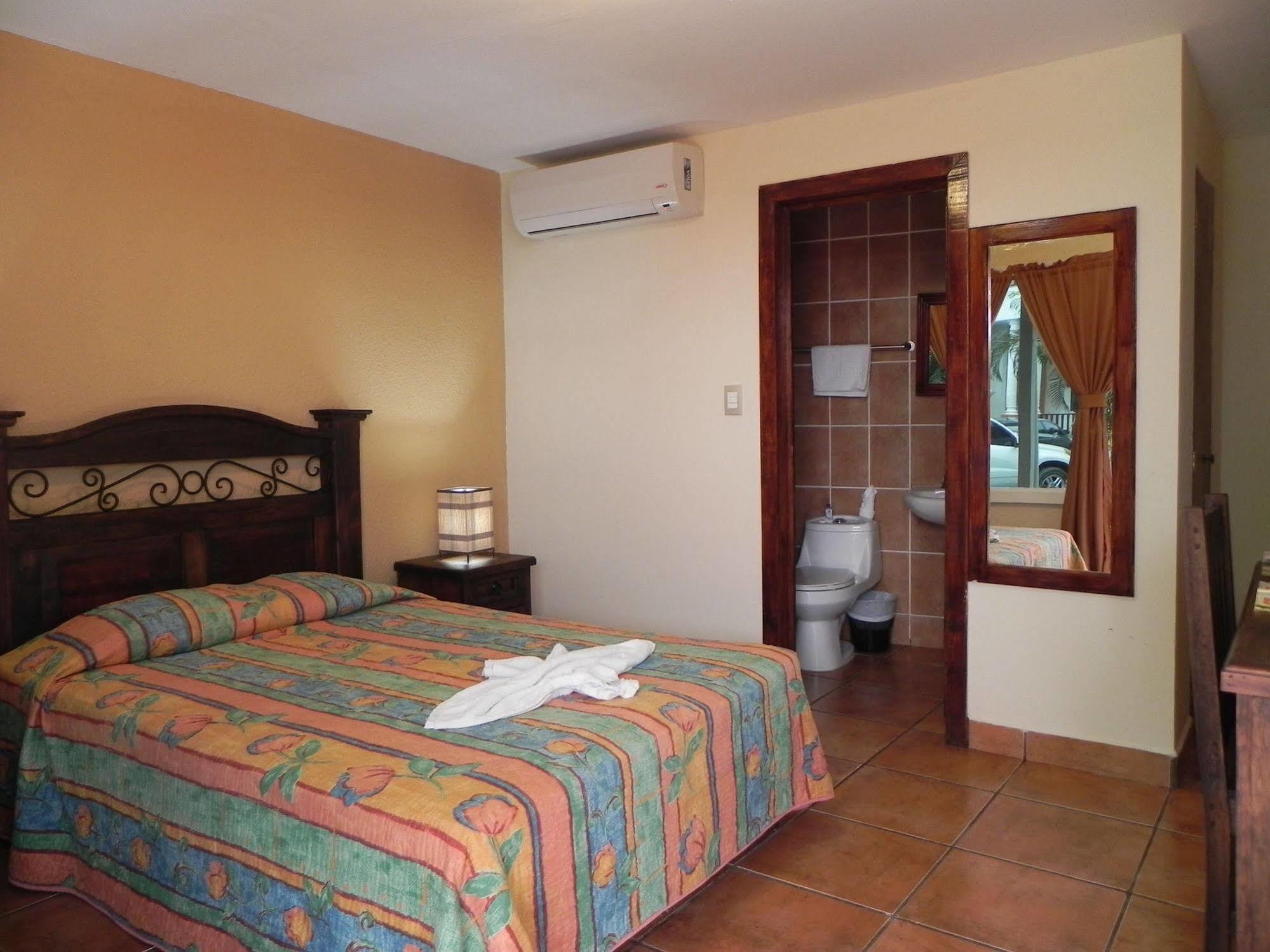 Hotel Puerto Libre Пуерто Бариос Екстериор снимка