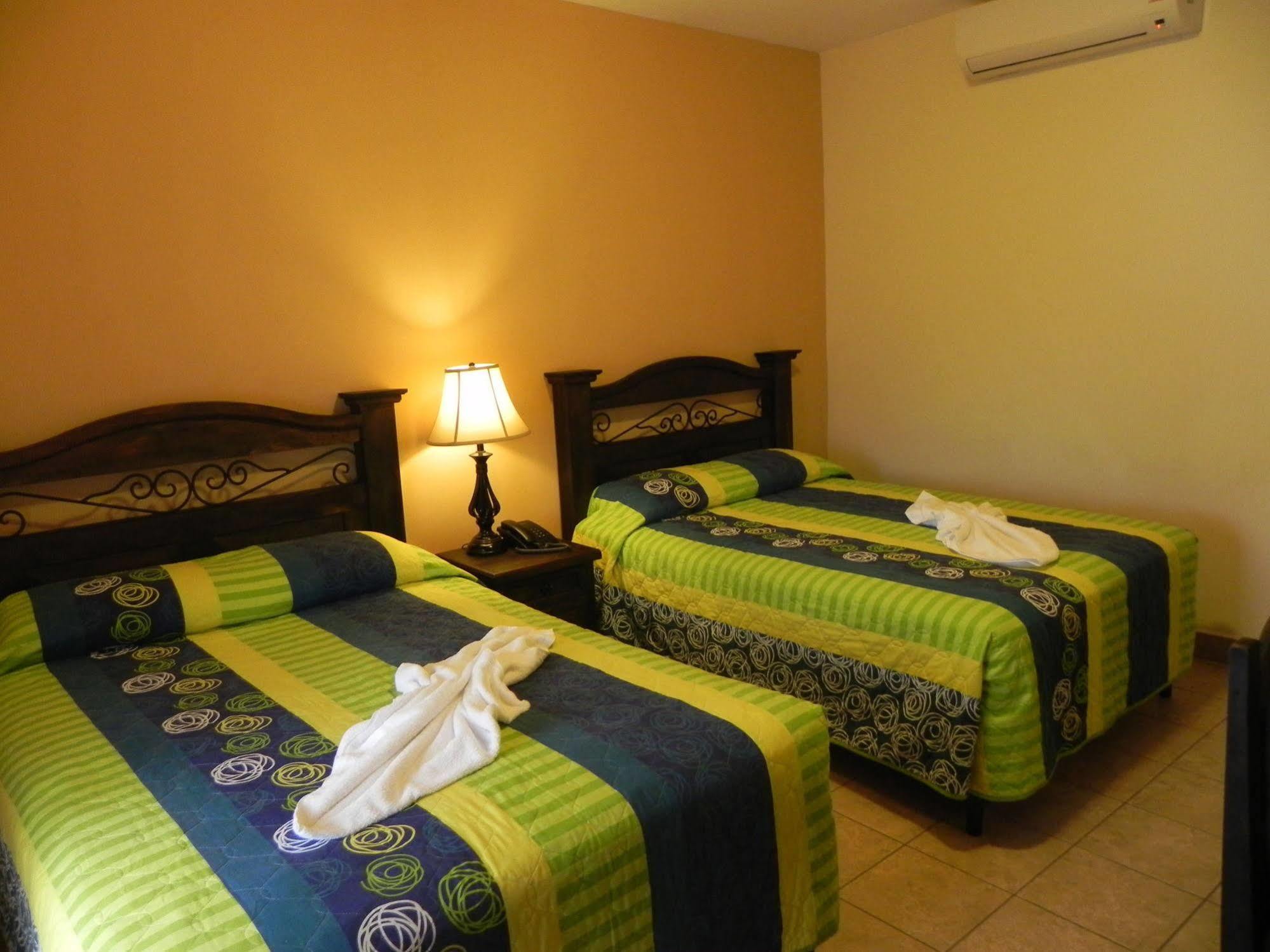 Hotel Puerto Libre Пуерто Бариос Екстериор снимка