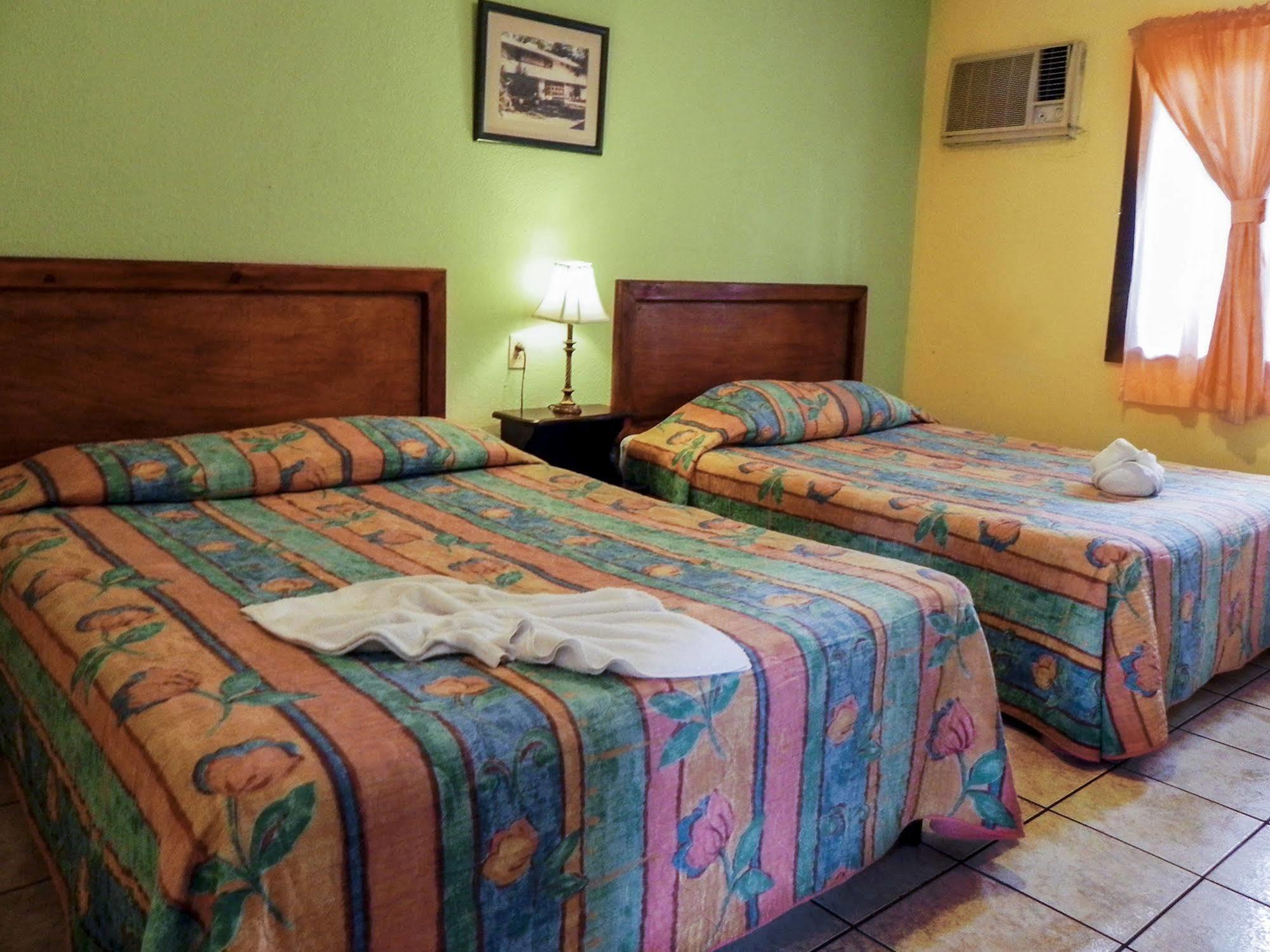 Hotel Puerto Libre Пуерто Бариос Екстериор снимка